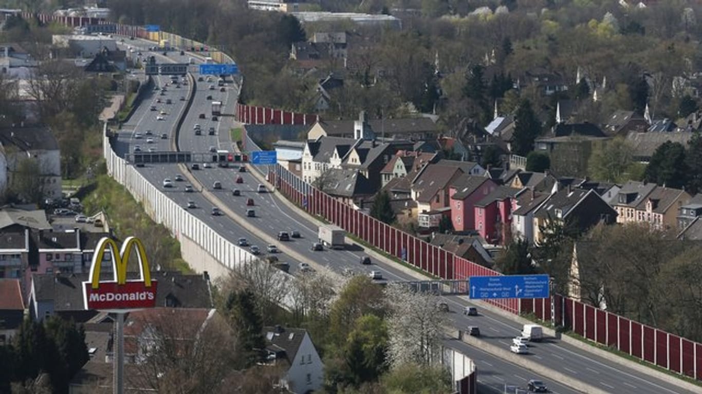 Autos fahren in Bochum über die Autobahn A40