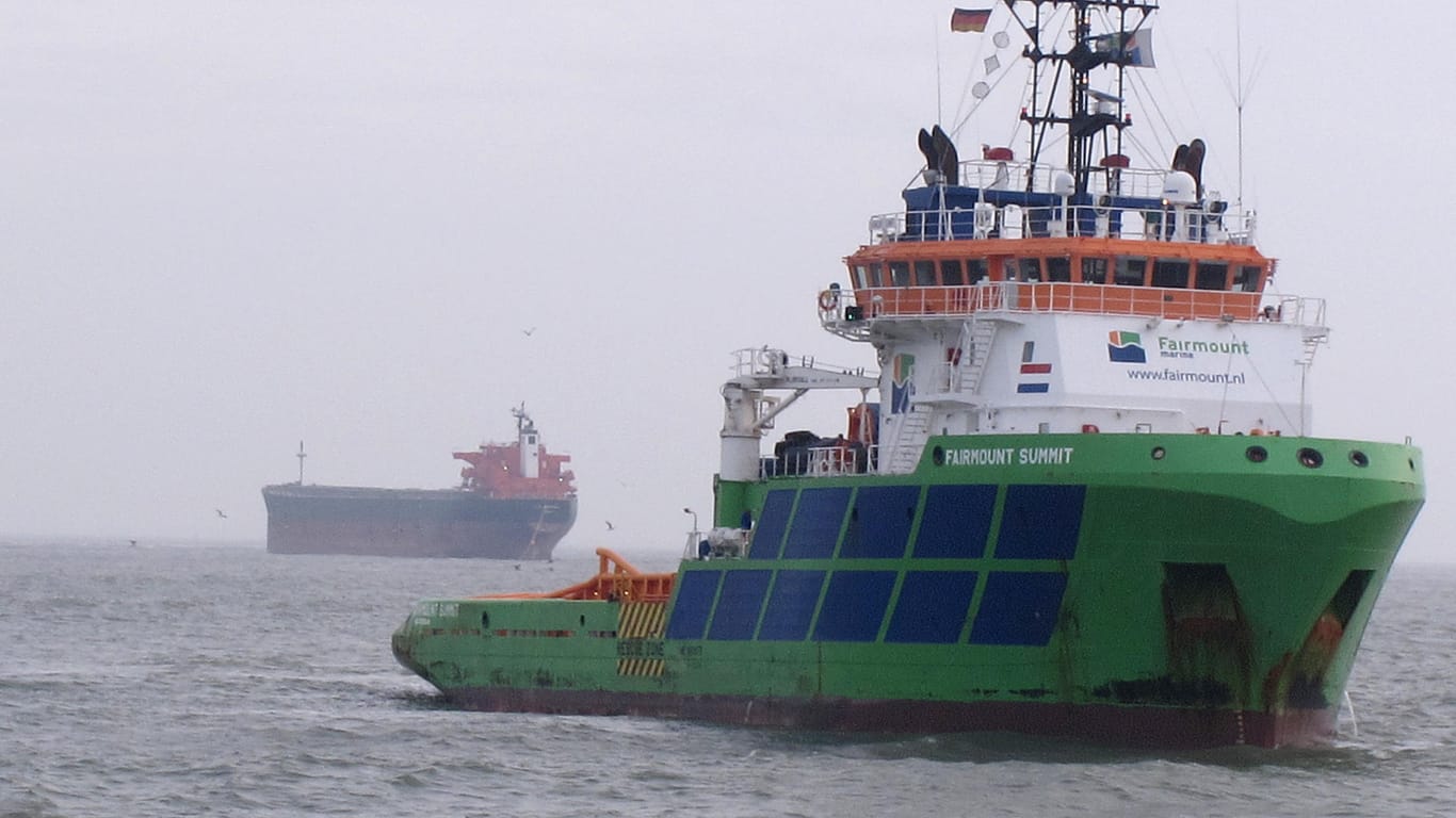Havarierte Frachter "Glory Amsterdam" (links) und Schlepper "Fairmount Summit"
