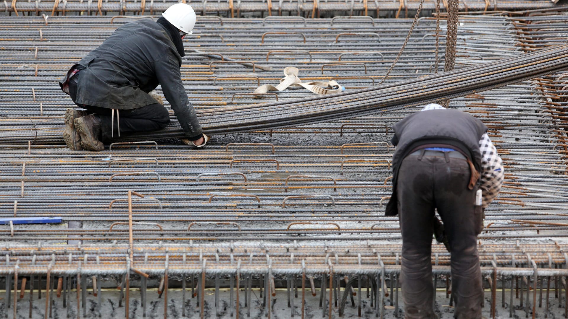 Handwerker auf einer Baustelle in der Hafencity in Hamburg.