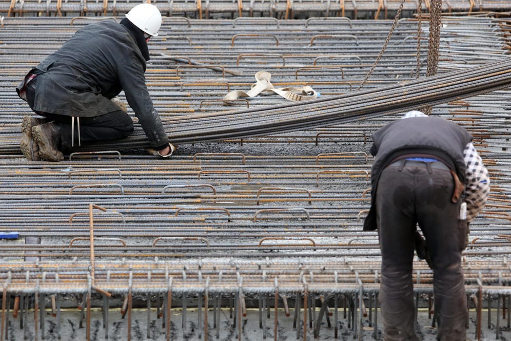 Handwerker auf einer Baustelle in der Hafencity in Hamburg.