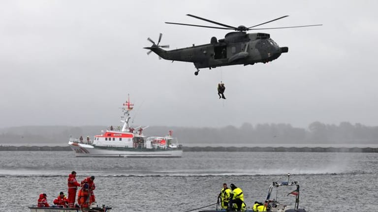 Bei einer Übung verschiedener Wasserrettungsgruppen im Oktober 2017 im Marinestützpunkt Warnemünde werden Schiffbrüchige von einem Bundeswehrhubschrauber gerettet und an Bord des Seenotkreuzers "Arkona" gebracht.