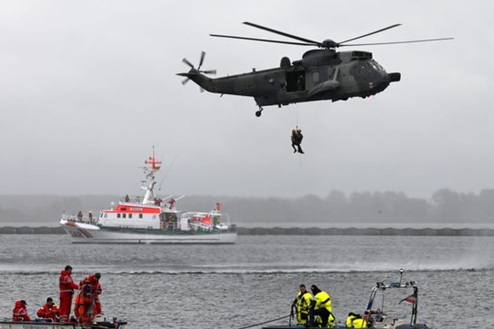 Bei einer Übung verschiedener Wasserrettungsgruppen im Oktober 2017 im Marinestützpunkt Warnemünde werden Schiffbrüchige von einem Bundeswehrhubschrauber gerettet und an Bord des Seenotkreuzers "Arkona" gebracht.