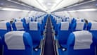 Eine Reihe von blauen Sitzen im Flugzeug