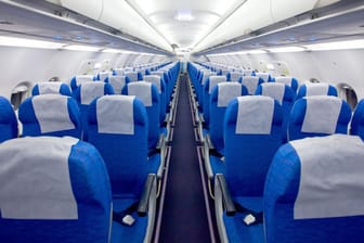 Eine Reihe von blauen Sitzen im Flugzeug