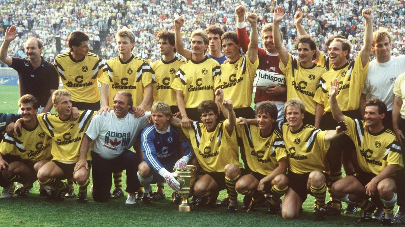 Mit dem BVB gewann Helmer (2. Reihe, 3. v. li.) 1989 den DFB-Pokal.