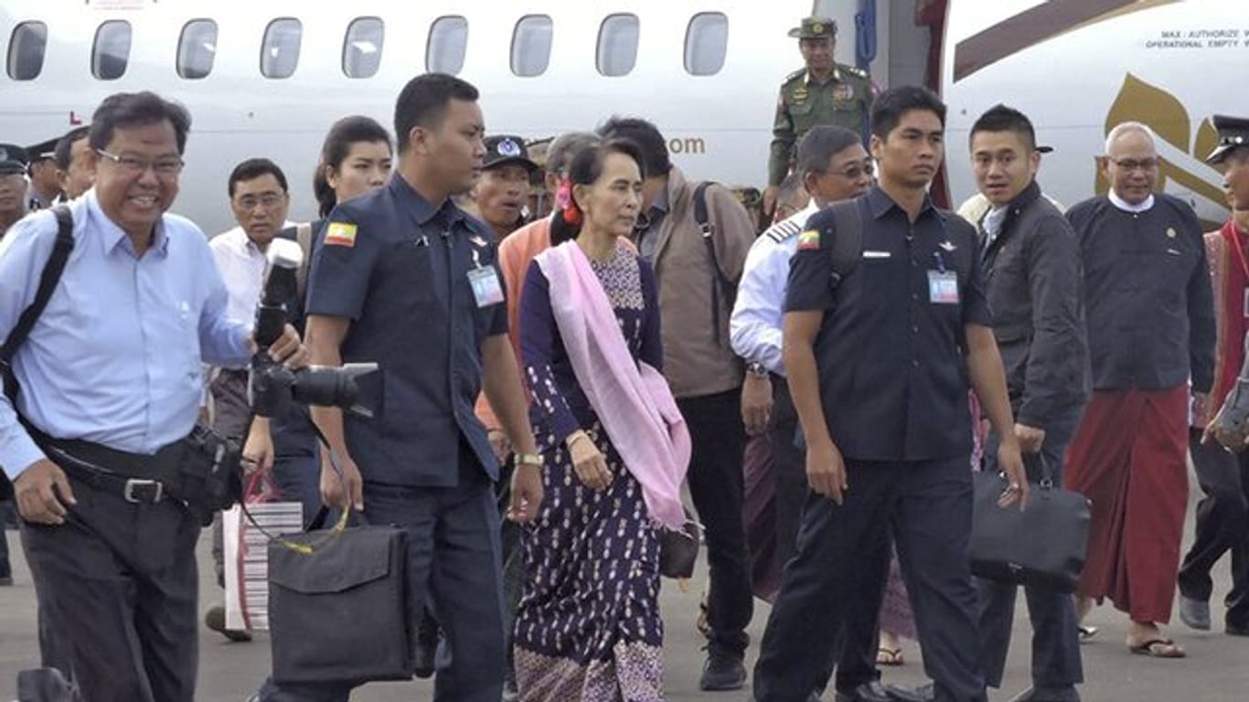 Myanmars faktische Regierungschefin Aung San Suu Kyi (M.