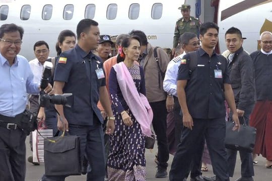 Myanmars faktische Regierungschefin Aung San Suu Kyi (M.