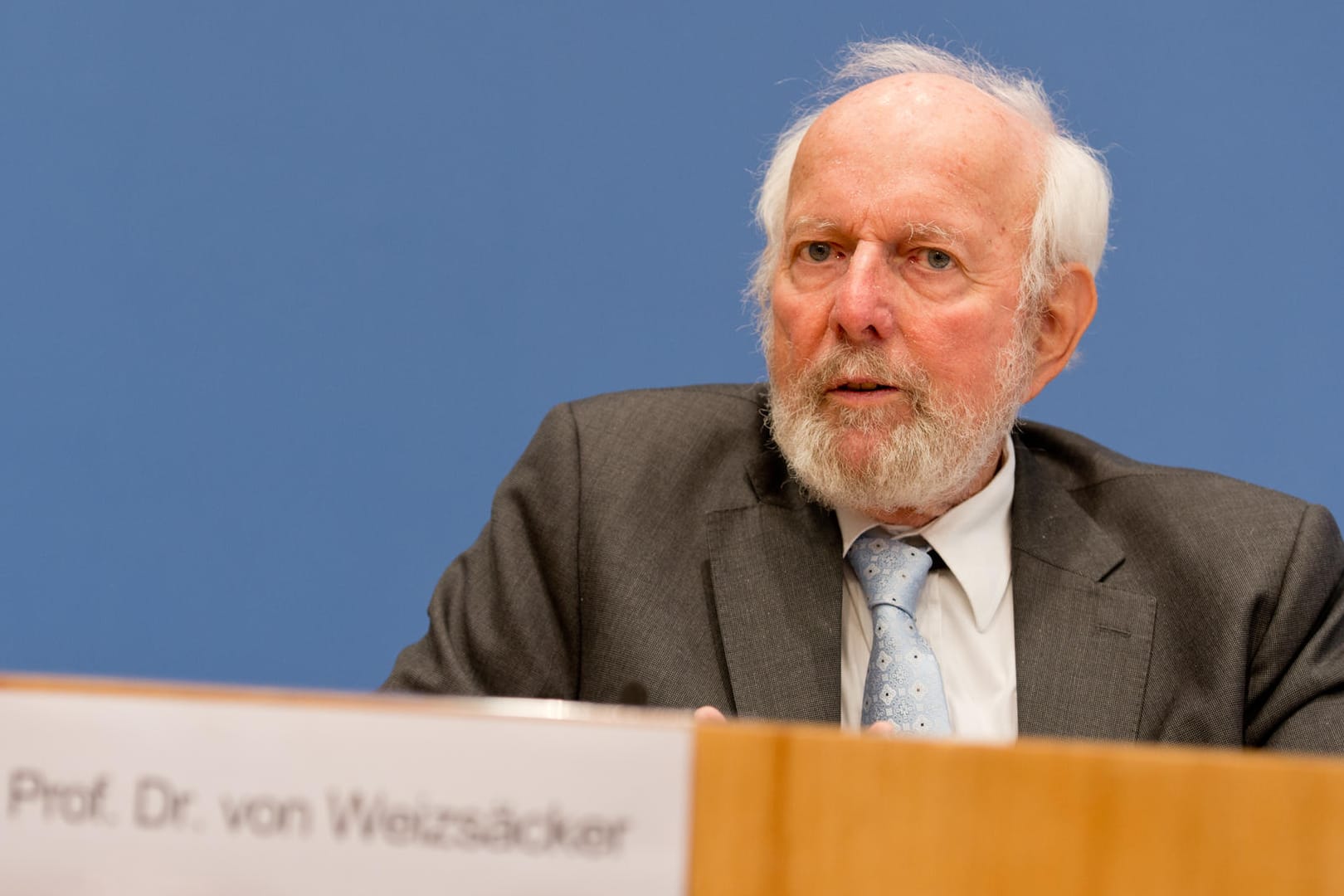 Ernst Ulrich von Weizsäcker, Präsident des Club of Roma International, warnt vor Schnellschüssen in Sachen Verbrennungsmotor. Ernst Ulrich von Weizsäcker, Präsident des Club of Roma International, warnt vor Schnellschüssen in Sachen Verbrennungsmotor.
