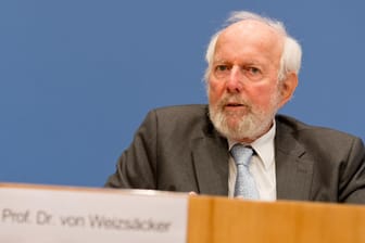 Ernst Ulrich von Weizsäcker, Präsident des Club of Roma International, warnt vor Schnellschüssen in Sachen Verbrennungsmotor.
