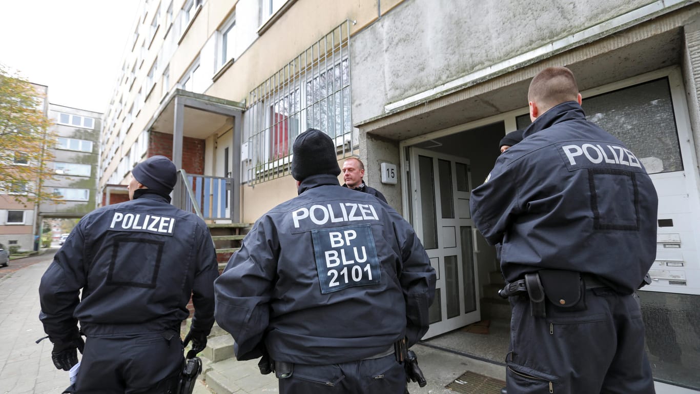 Bei einem Anti-Terror-Einsatz nahmen Polizisten am 31.10.2017 in Schwerin einen mutmaßlichen Islamisten aus Syrien festgenommen wurde.