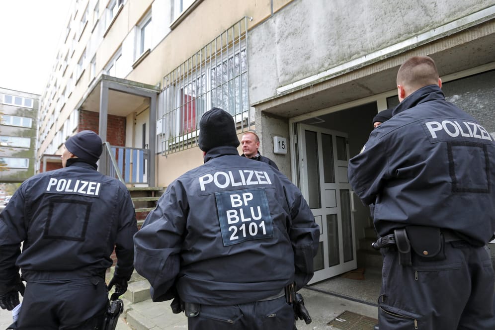 Bei einem Anti-Terror-Einsatz nahmen Polizisten am 31.10.2017 in Schwerin einen mutmaßlichen Islamisten aus Syrien festgenommen wurde.