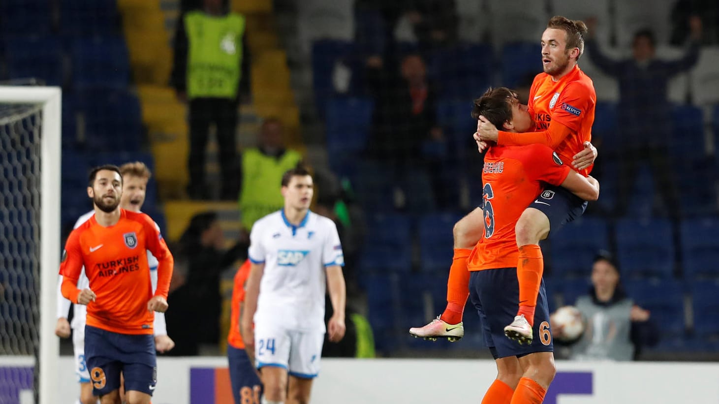 Später Jubel für die Hausherren: Edin Visca traf für Basaksehir in der Nachspielzeit und jubelt mit Alexandru Epureanu (unten).