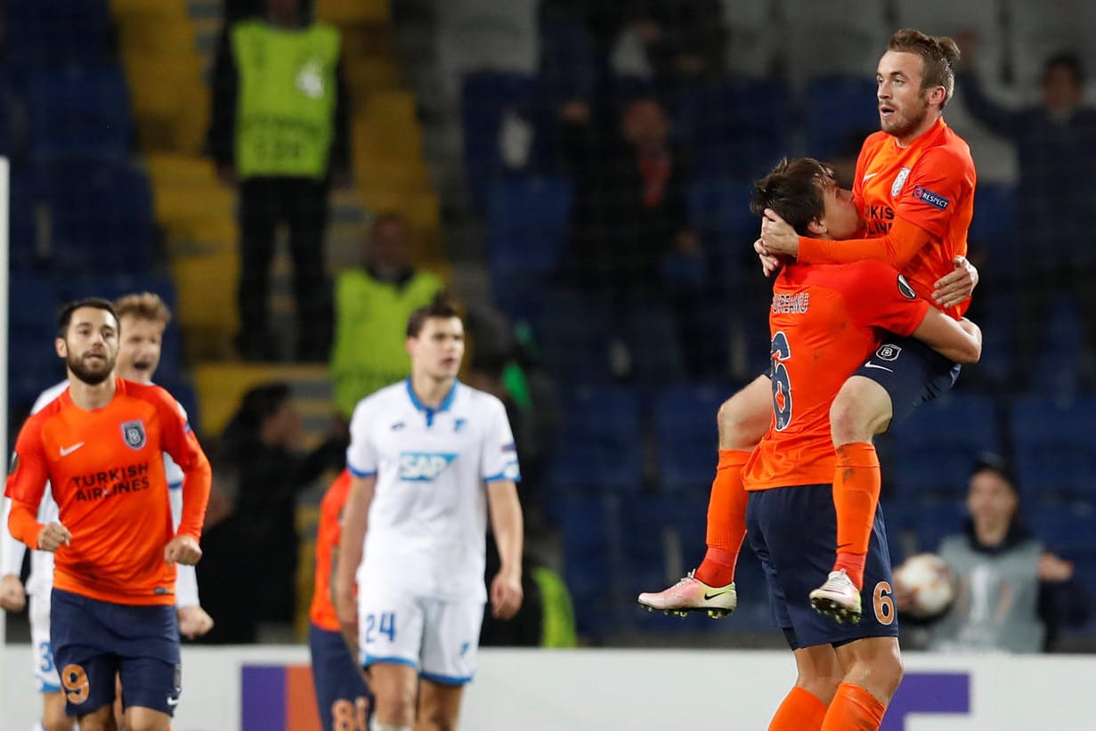 Später Jubel für die Hausherren: Edin Visca traf für Basaksehir in der Nachspielzeit und jubelt mit Alexandru Epureanu (unten).