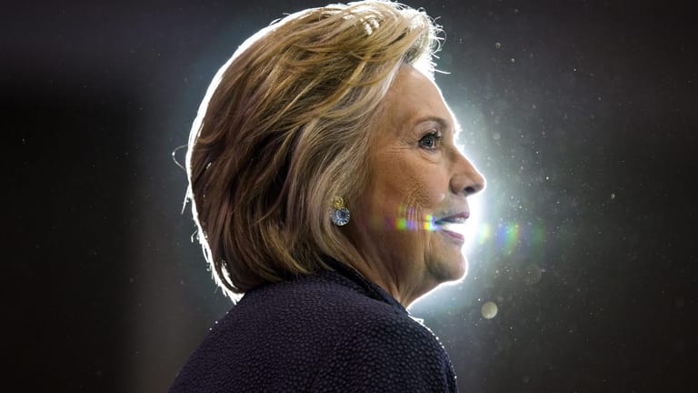 Hillary Clinton im Gegenlicht: Ihrem Herausforder ließ sie kaum eine Chance.
