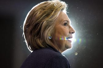 Hillary Clinton im Gegenlicht: Ihrem Herausforder ließ sie kaum eine Chance.