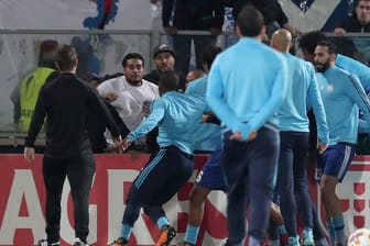 Tumulte im Stadion. Marseilles Patrice Evra (Zweiter von links) soll in dieser Szene mit den eigenen Fans aneinander geraten sein.