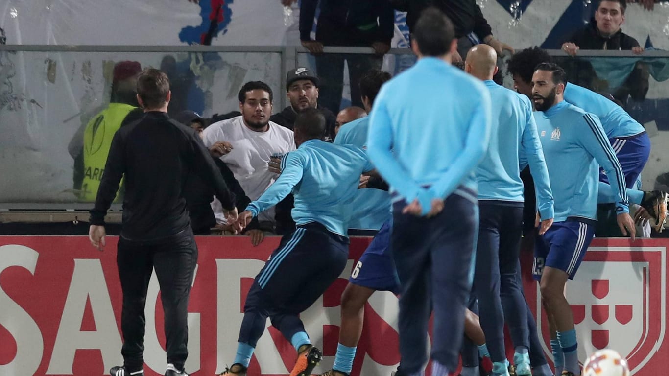 Tumulte im Stadion. Marseilles Patrice Evra (Zweiter von links) soll in dieser Szene mit den eigenen Fans aneinander geraten sein.