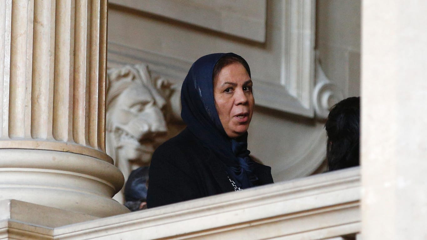 Latifa Ibn Ziaten, die Mutter des getöteten Fallschirmjägers im Gerichtsgebäude in Paris. Fünfeinhalb Jahre nach der Terrorserie von Toulouse hat ein Gericht den Angeklagten verurteilt.