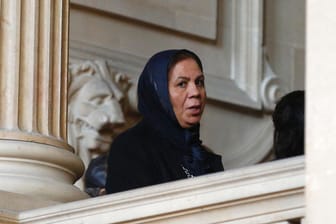 Latifa Ibn Ziaten, die Mutter des getöteten Fallschirmjägers im Gerichtsgebäude in Paris. Fünfeinhalb Jahre nach der Terrorserie von Toulouse hat ein Gericht den Angeklagten verurteilt.