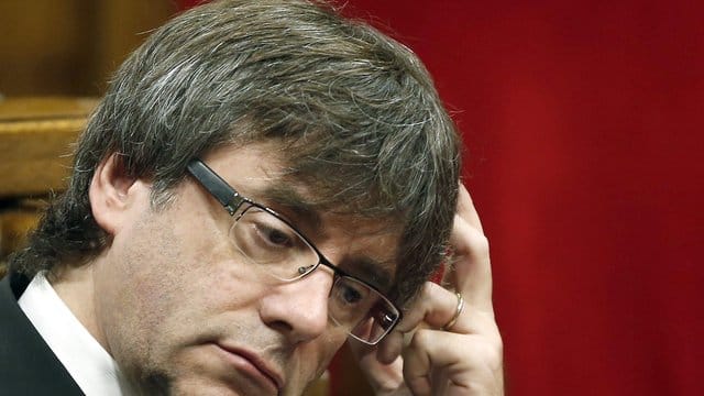 Carles Puigdemont werden Rebellion, Auflehnung gegen die Staatsgewalt und Veruntreuung öffentlicher Gelder vorgeworfen. Carles Puigdemont werden Rebellion, Auflehnung gegen die Staatsgewalt und Veruntreuung öffentlicher Gelder vorgeworfen.