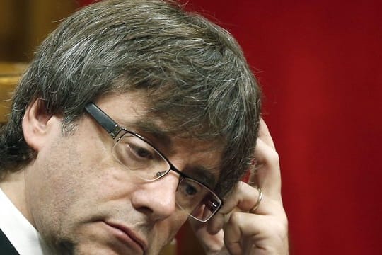 Carles Puigdemont werden Rebellion, Auflehnung gegen die Staatsgewalt und Veruntreuung öffentlicher Gelder vorgeworfen.