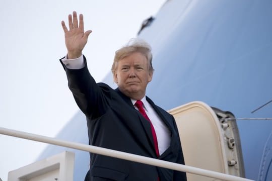 Aufbruch nach Asien: US-Präsident Donald Trump geht an Bord der Air Force One.