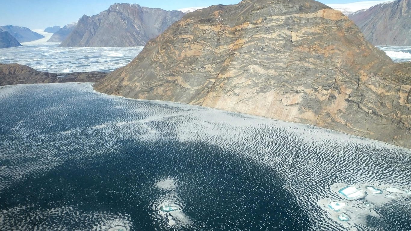 Zwei- bis viermal so viele Gletscher mehr als zuvor angenommen sind betroffen. (Symbolbild/Violin Glacier in Grönland)