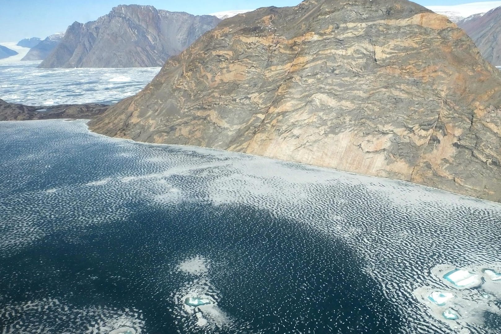 Zwei- bis viermal so viele Gletscher mehr als zuvor angenommen sind betroffen. (Symbolbild/Violin Glacier in Grönland)