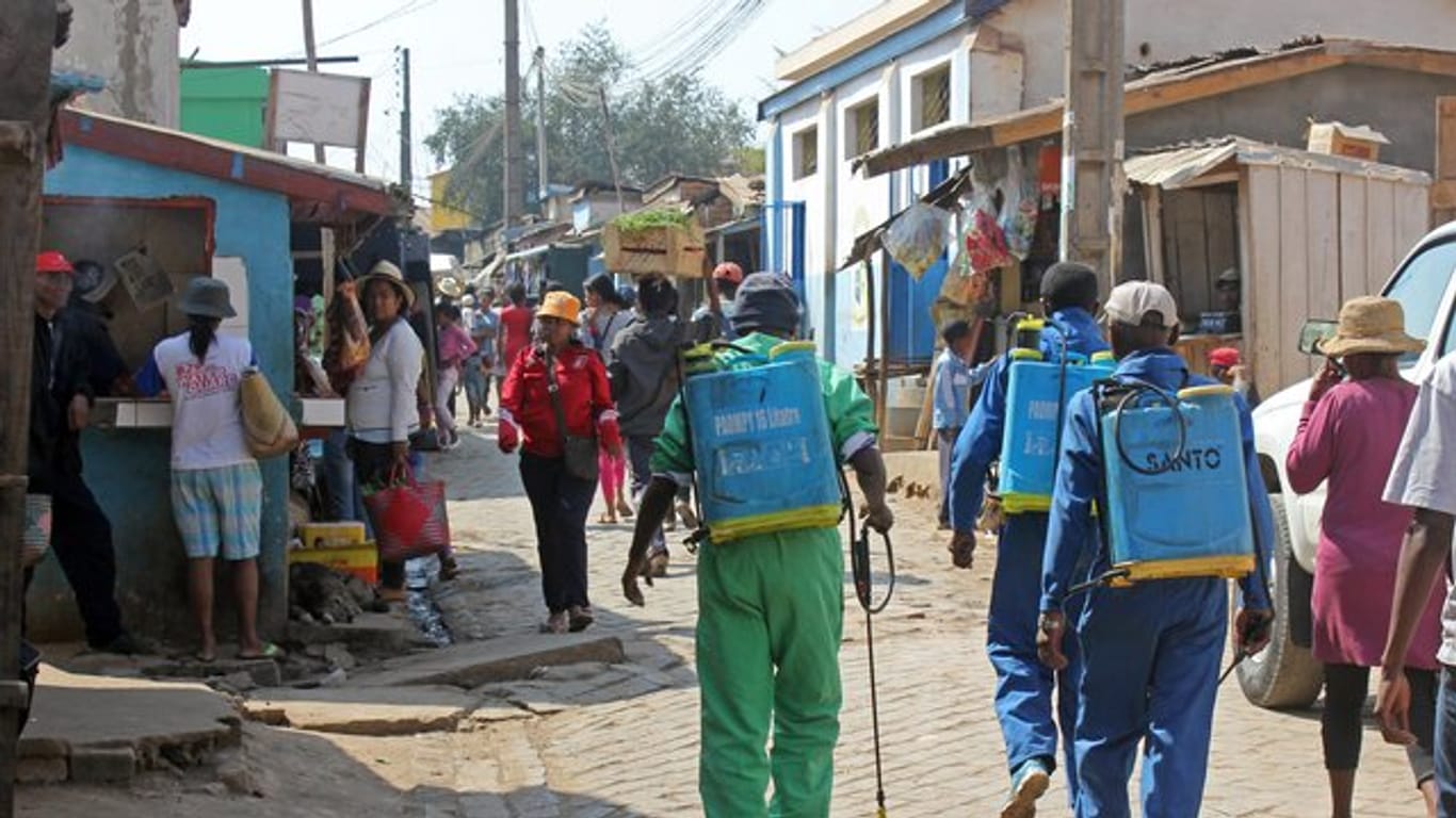 Städtische Angestellte desinfizieren in Antananarivo im September öffentliche Wege und Privathäuser.