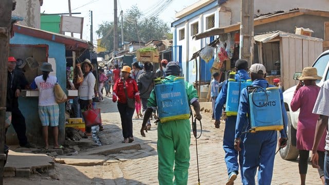 Städtische Angestellte desinfizieren in Antananarivo im September öffentliche Wege und Privathäuser. Städtische Angestellte desinfizieren in Antananarivo im September öffentliche Wege und Privathäuser.