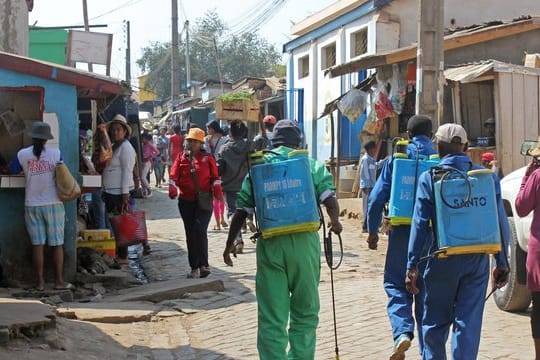 Städtische Angestellte desinfizieren in Antananarivo im September öffentliche Wege und Privathäuser.