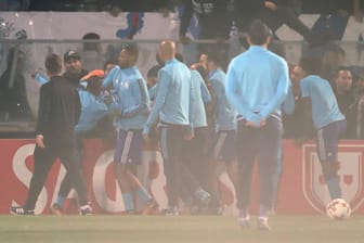 Patrice Evra (2. v. l.) setzt zum Tritt gegen einen Marseille-Anhänger an.