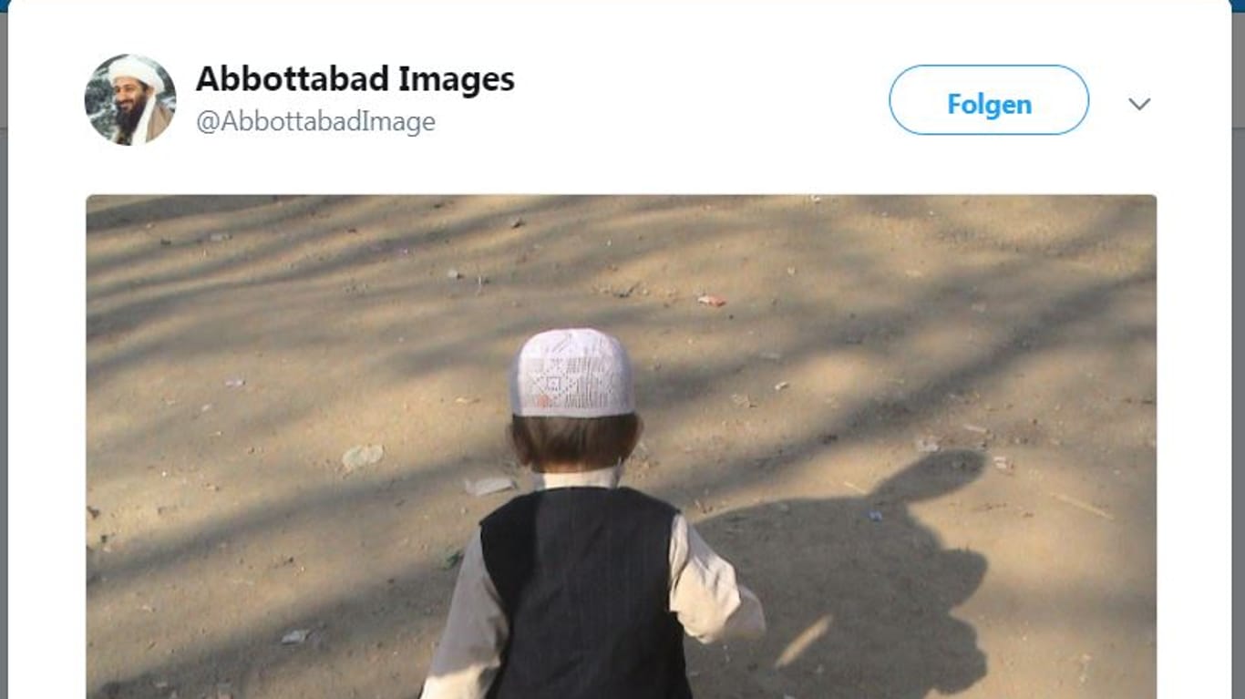 Ein kleiner Junge mit einer Mütze ist zu sehen.