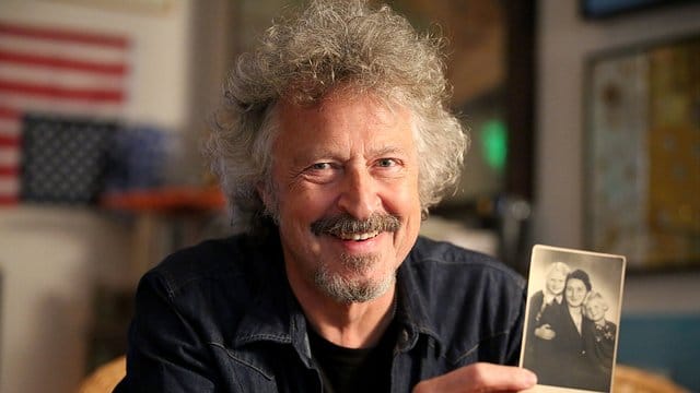 Wolfgang Niedecken blättert im "Familienalbum", was seine Fans offenbar neugierig macht. Wolfgang Niedecken blättert im "Familienalbum", was seine Fans offenbar neugierig macht.