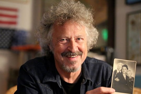 Wolfgang Niedecken blättert im "Familienalbum", was seine Fans offenbar neugierig macht.