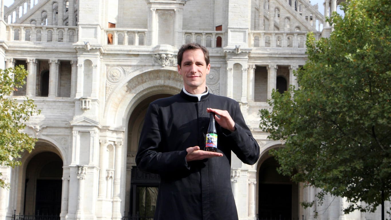 Pfarrer verkauft Craft Bier für guten Zweck