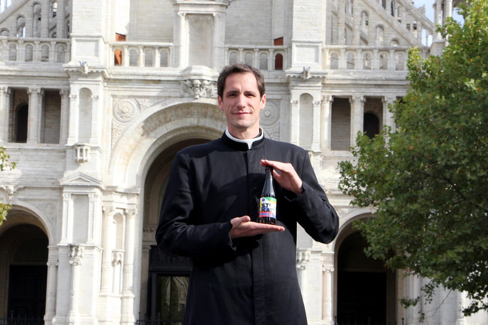 Pfarrer verkauft Craft Bier für guten Zweck