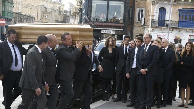 Der Mann und die Söhne der ermordeten Journalistin Daphne Caruana Galizia während der Beerdigung auf Malta. Der Mann und die Söhne der ermordeten Journalistin Daphne Caruana Galizia während der Beerdigung auf Malta.
