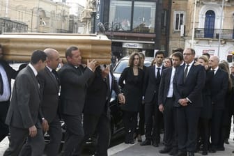 Der Mann und die Söhne der ermordeten Journalistin Daphne Caruana Galizia während der Beerdigung auf Malta.