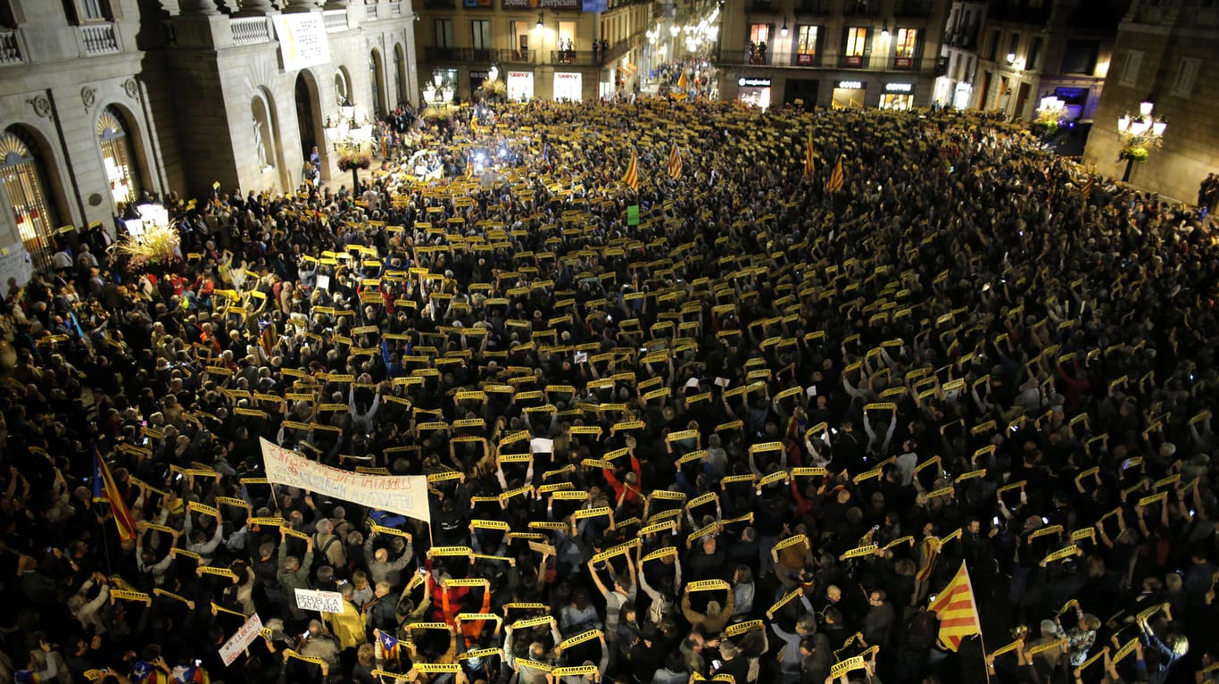 Vor dem Palau de la Generalitat de Catalunya in Barcelona, dem Sitz des Regionalpräsidenten, demonstrierten am Donnerstagabend mehrere Tausend Menschen gegen die Inhaftierung der katalanischen Ex-Minister.
