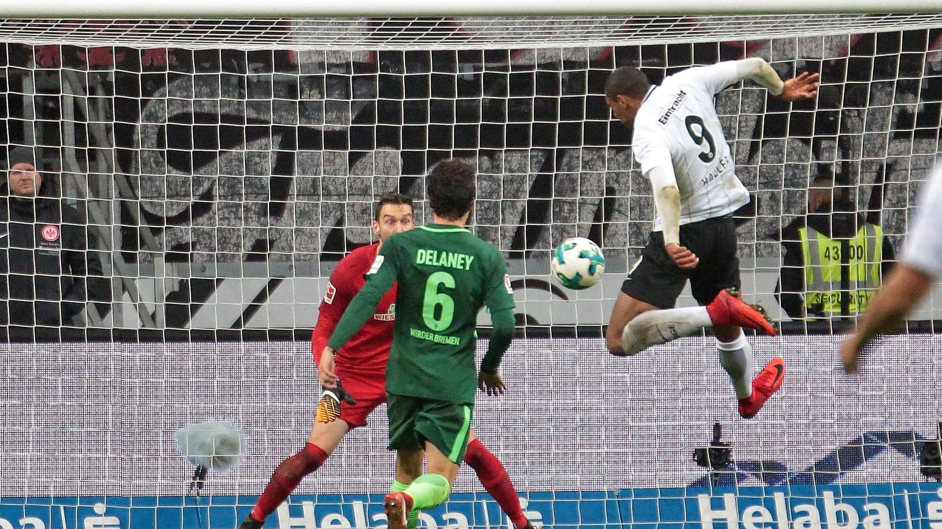 Sebastien Haller (r.) erzielte per Direktabnahme den Siegtreffer für Eintracht Frankfurt.