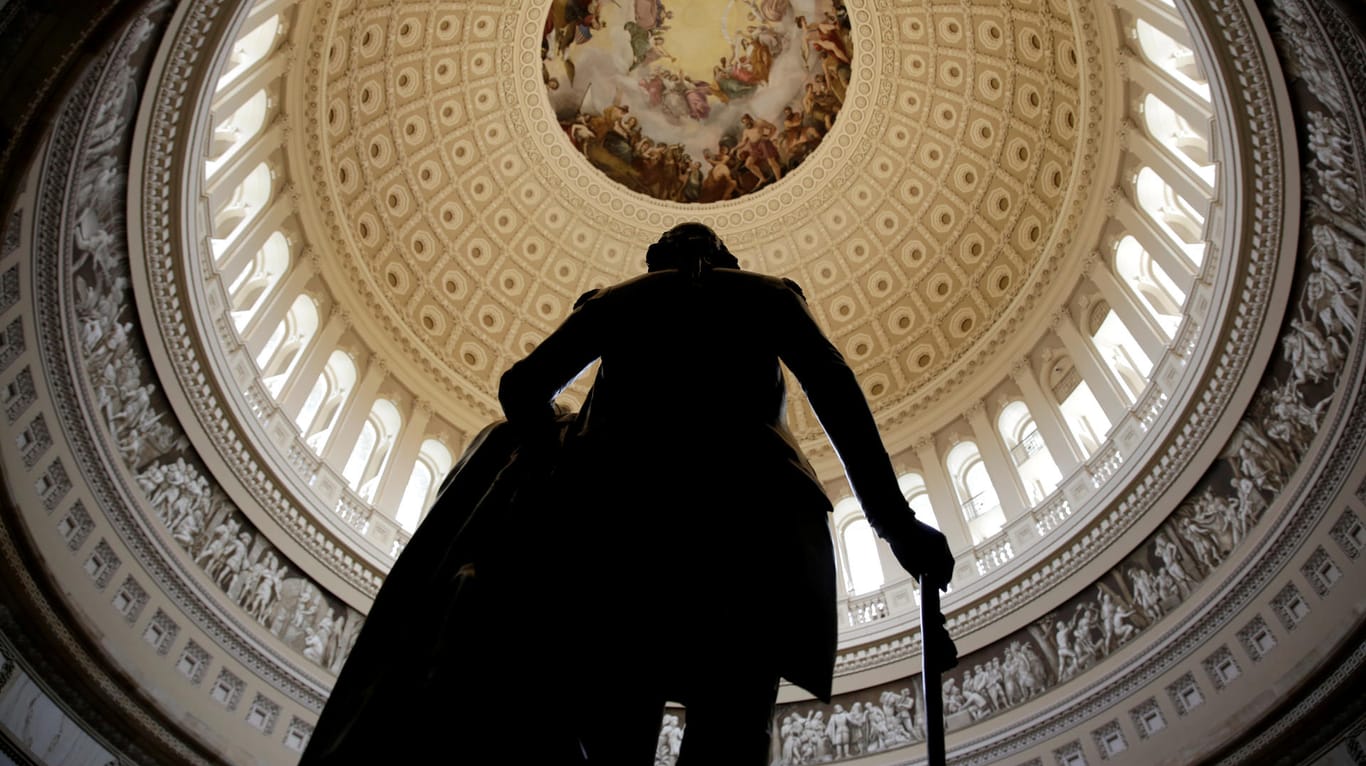 Statue von George Washington im Kapitol in Washington.