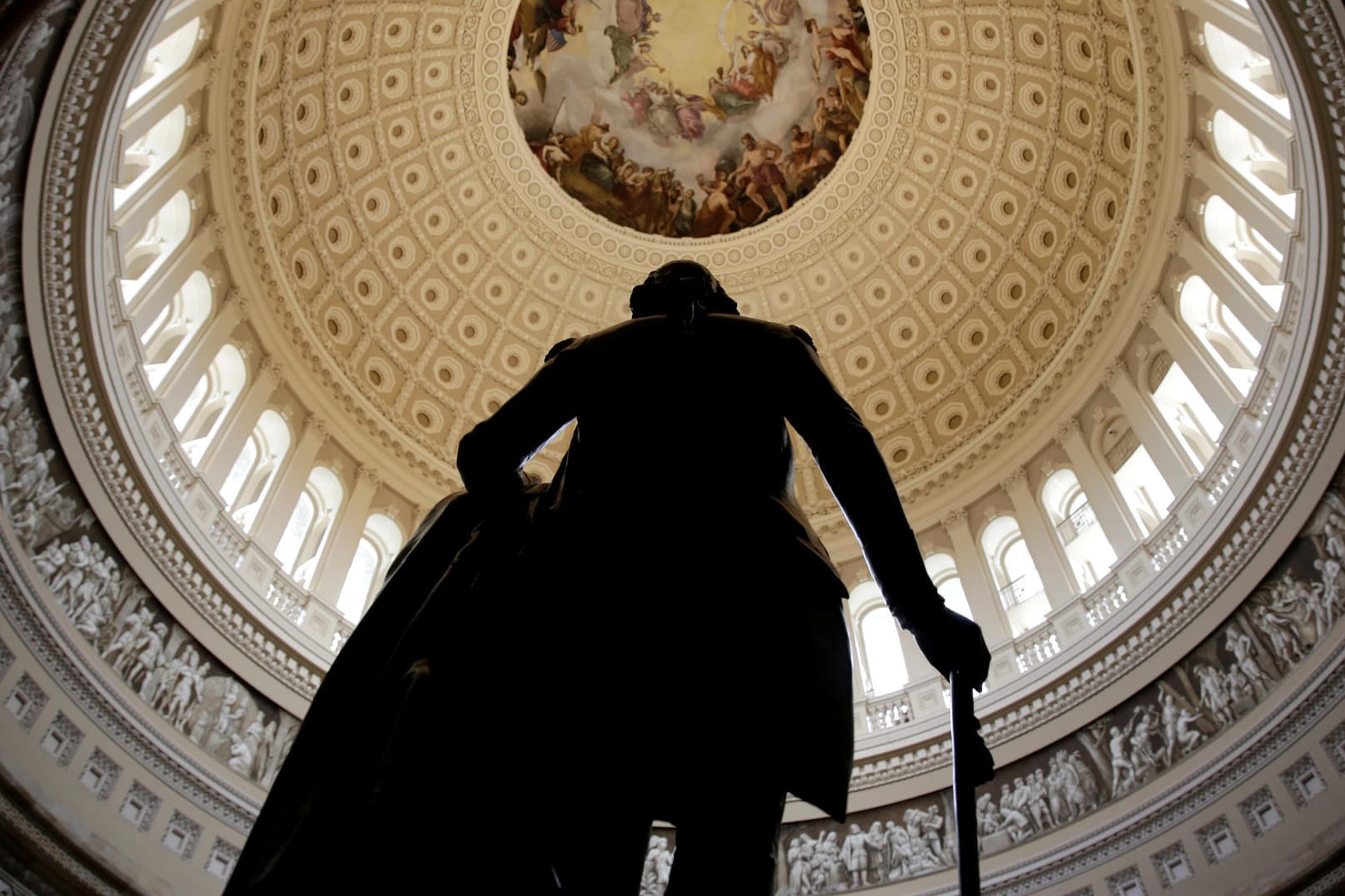 Statue von George Washington im Kapitol in Washington.