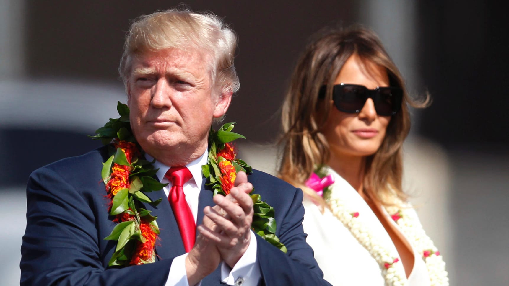 Donald und Melania Trump kommen auf dem Militärflughafen Pearl Harbor Hickam in Honolulu an.