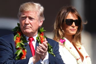 Donald und Melania Trump kommen auf dem Militärflughafen Pearl Harbor Hickam in Honolulu an.