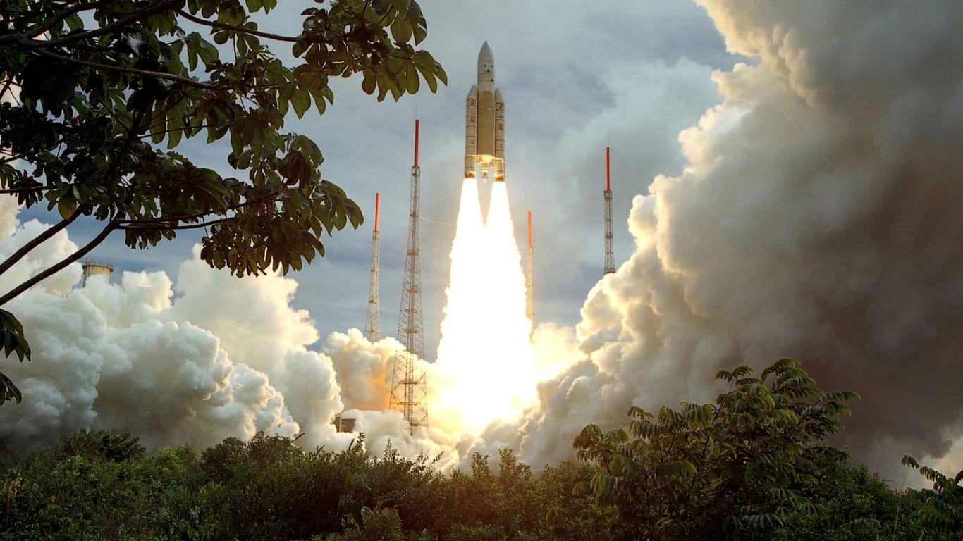 Eine europäische Ariane-5-Rakete bringt einen französischen Spionagesatelliten ins All: Auch der BND will eigene Satelliten für seine Aufklärungstätigkeiten.