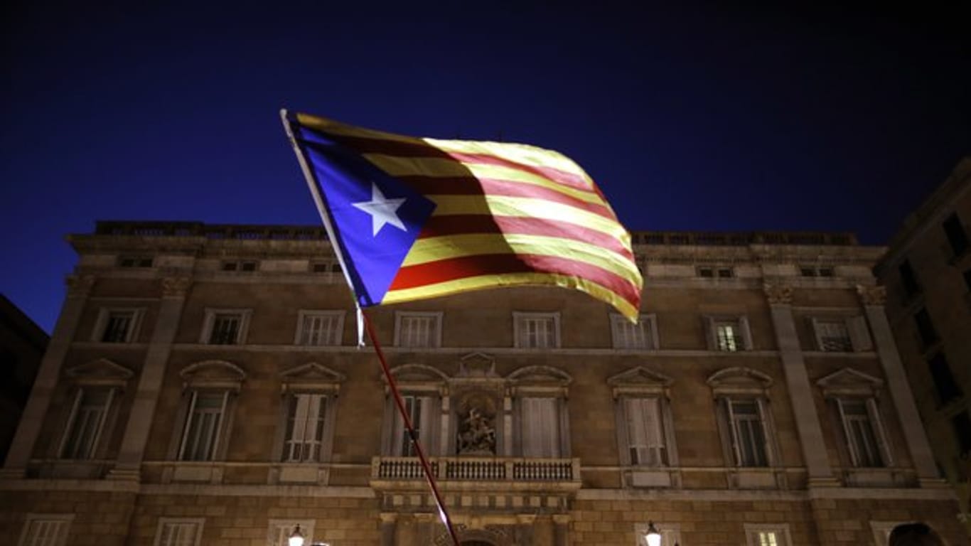 Die Inhaftierung von neun Ministern der abgesetzten separatistischen Regionalregierung Kataloniens hat in Spanien Kritik ausgelöst.