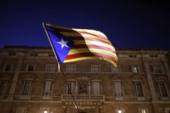 Die Inhaftierung von neun Ministern der abgesetzten separatistischen Regionalregierung Kataloniens hat in Spanien Kritik ausgelöst.