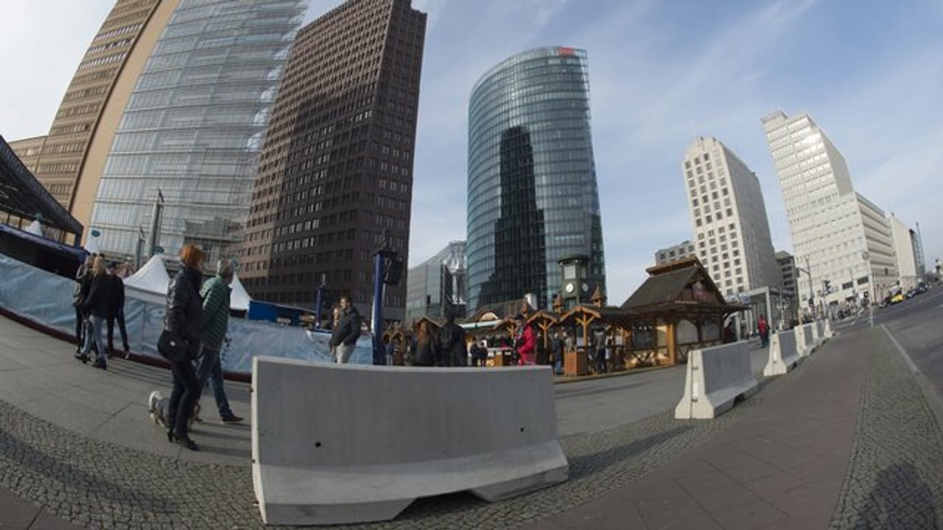 Betonbarrieren sichern in Berlin die Buden der "Winterwelt" am Potsdamer Platz.