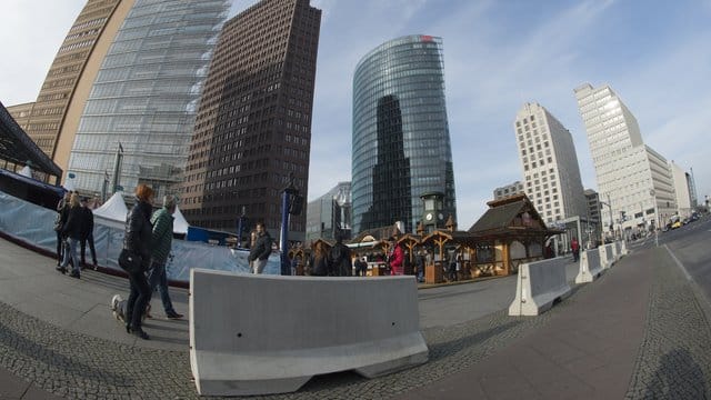Betonbarrieren sichern in Berlin die Buden der "Winterwelt" am Potsdamer Platz. Betonbarrieren sichern in Berlin die Buden der "Winterwelt" am Potsdamer Platz.
